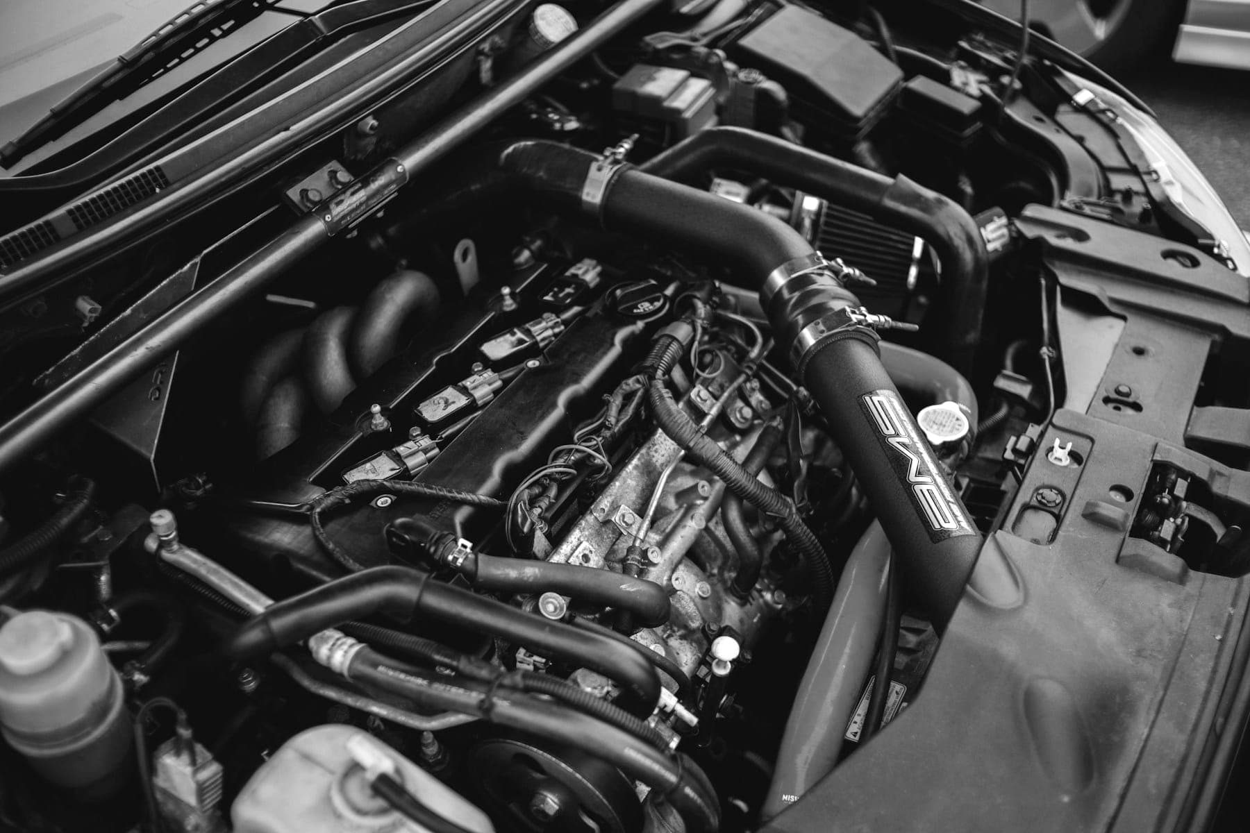 Capot ouvert sur le compartiment moteur, à l'atelier