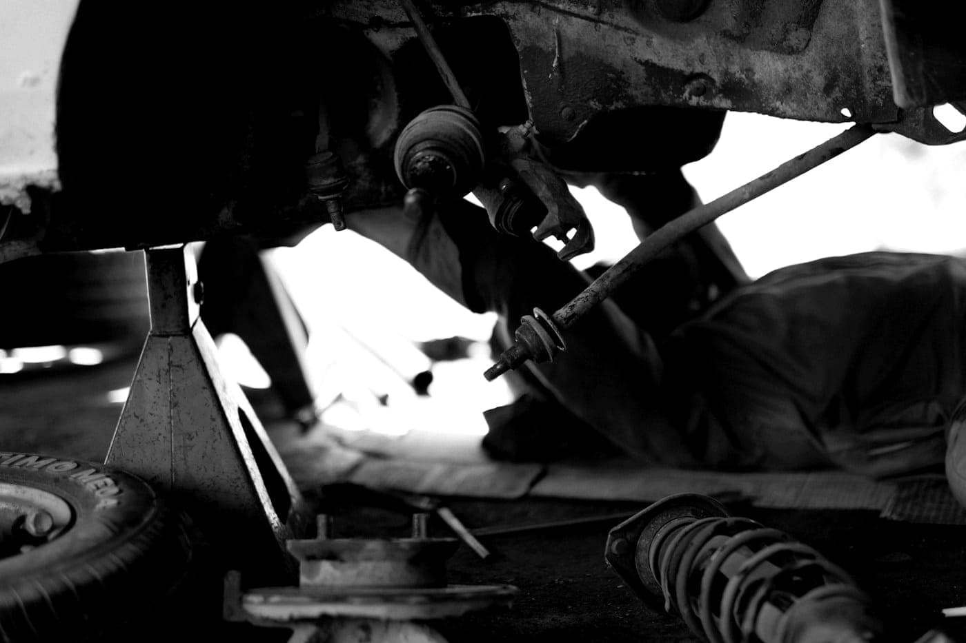 Mains du mécanicien sur un moteur